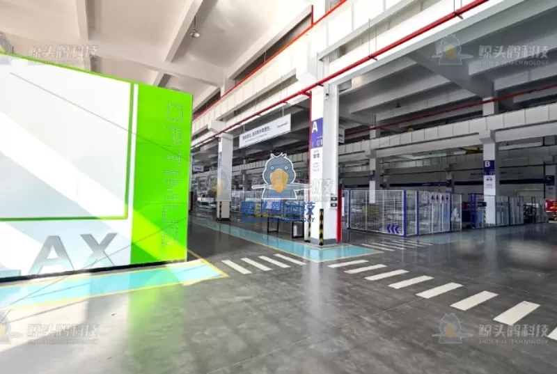 تصميم المصانع الرشيقة الذي يدمج مسارات الزوار وهوية العلامة التجارية